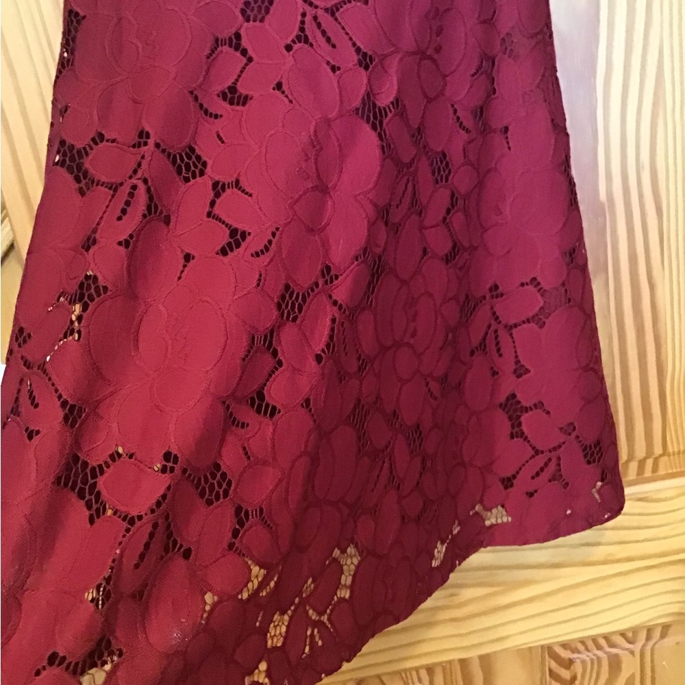 LULU’S BLACK SWAN BURGUNDY FLORAL LACE DRESS NWT TIA SZ M - Picture 4 of 12